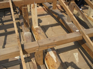 (2) 傷んだ梁の横に、新しい梁を取り付ける。