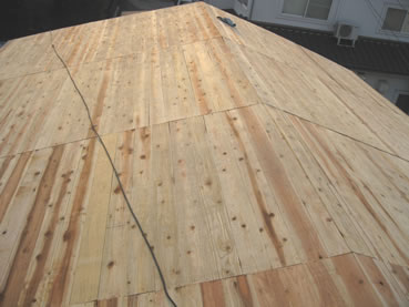 (3) 梁を補強した後、屋根地を張り替え。