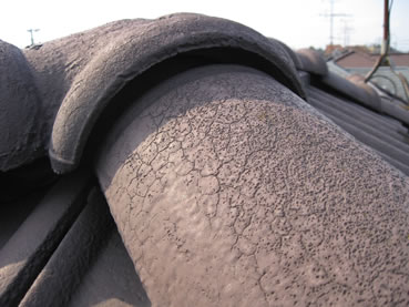 棟の瓦に隙間が開いている