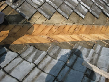 (1) 古い銅板を剥いだ状態