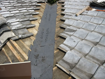 (2) そこに新しいルーフィング（下地）を張る